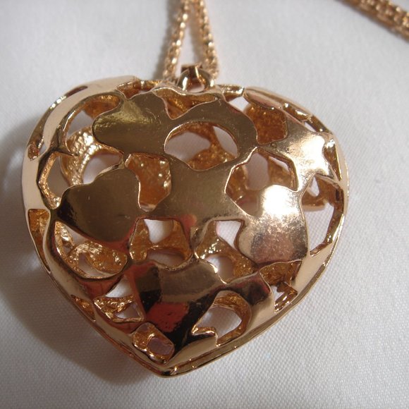 NWT PUFFY  OPENWORK HEART PINK CRYSTALS NECKLACE - Picture 6 of 6